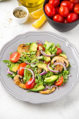 Taze bahar mantar, domates, soğan ve avokado salatası. Lezzetli vejetaryen yemek, sağlıklı gıda