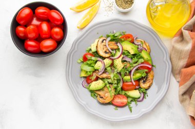 Taze bahar mantar, domates, soğan ve avokado salatası. Lezzetli vejetaryen yemek, sağlıklı gıda