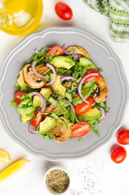 Taze bahar mantar, domates, soğan ve avokado salatası. Lezzetli vejetaryen yemek, sağlıklı gıda