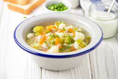 Karnabahar, Brüksel lahanası, beyaz lahana, havuç ve yeşil bezelye ile sebze çorbası. Vejetaryen ve çocuk için bahar gıda lezzetli sağlıklı öğle yemeği