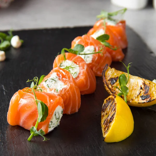 Somon balığı dolması ile krem peynir ve otlar, güzel Aperatif, zarif yemek menüsü için alır. Lezzetli yemek