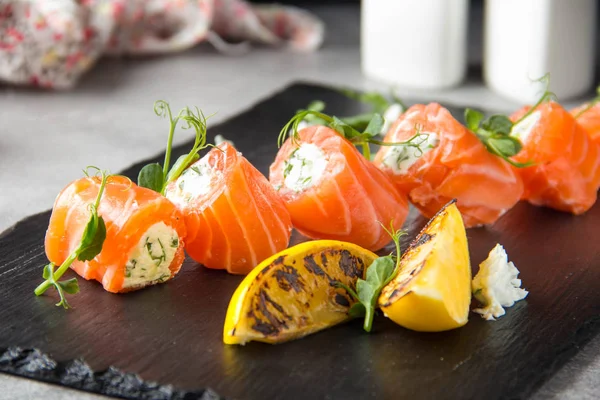 Somon balığı dolması ile krem peynir ve otlar, güzel Aperatif, zarif yemek menüsü için alır. Lezzetli yemek