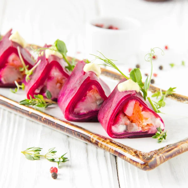 Pancar yaratıcı bir sunuda sebze ve ringa balığı, kürk manto altında Rus meze ile doldurulmuş çörek. Restoran, Festival hizmet, Noel aperatif için lezzetli yemekler