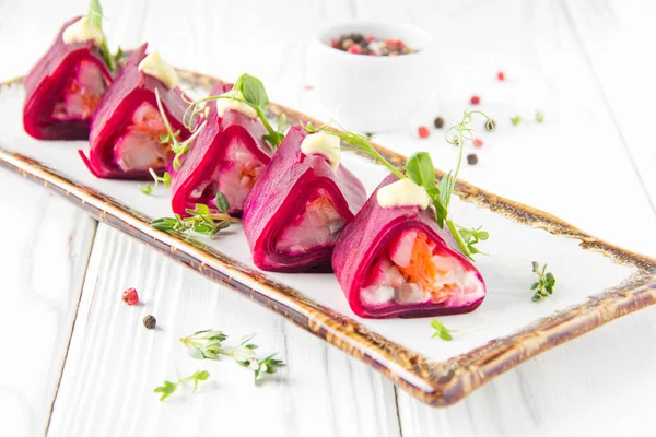 Pancar yaratıcı bir sunuda sebze ve ringa balığı, kürk manto altında Rus meze ile doldurulmuş çörek. Restoran, Festival hizmet, Noel aperatif için lezzetli yemekler