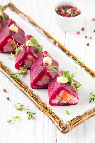 Pancar yaratıcı bir sunuda sebze ve ringa balığı, kürk manto altında Rus meze ile doldurulmuş çörek. Restoran, Festival hizmet, Noel aperatif için lezzetli yemekler