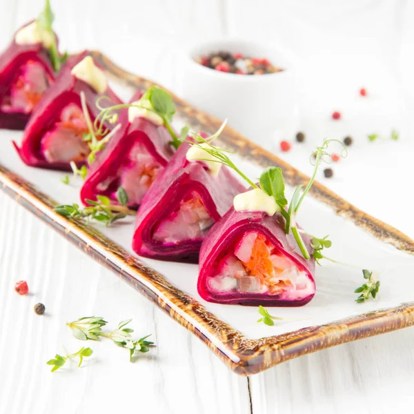 Pancar yaratıcı bir sunuda sebze ve ringa balığı, kürk manto altında Rus meze ile doldurulmuş çörek. Restoran, Festival hizmet, Noel aperatif için lezzetli yemekler