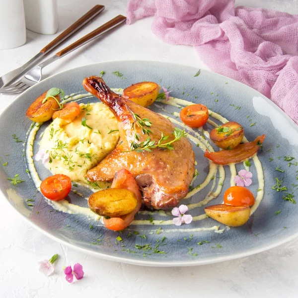 Patates püresi ve sos, servis, lezzetli yemek, doyurucu yemek güzel restoran ile Fırında ördek bacak