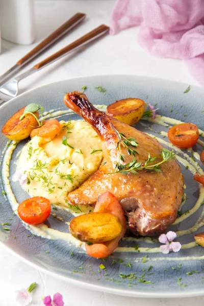 Patates püresi ve sos, servis, lezzetli yemek, doyurucu yemek güzel restoran ile Fırında ördek bacak