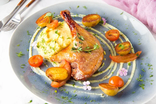 Baked Duck Leg Mashed Potatoes Sauce Beautiful Restaurant Serving Delicious — Stock Photo, Image