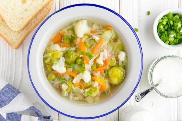 蔬菜汤配花椰菜 布鲁塞尔芽 胡萝卜和青豆 美味的健康午餐 春季美食 为素食者和儿童 — 图库照片