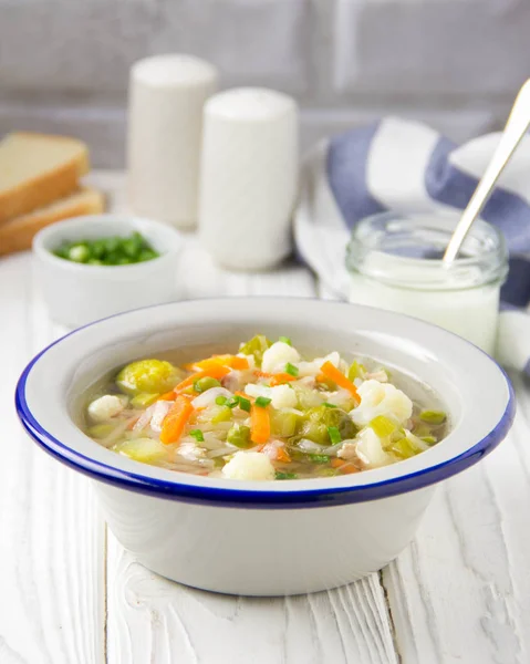 Groentesoep Met Bloemkool Spruiten Witte Kool Wortelen Doperwtjes Heerlijke Gezonde — Stockfoto