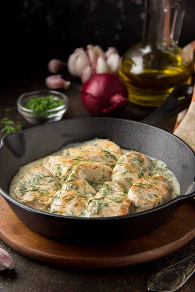 Kipfilet Kalkoenfilet Roomsaus Met Dille Knoflook Zwart Gietijzer Pan Een — Stockfoto