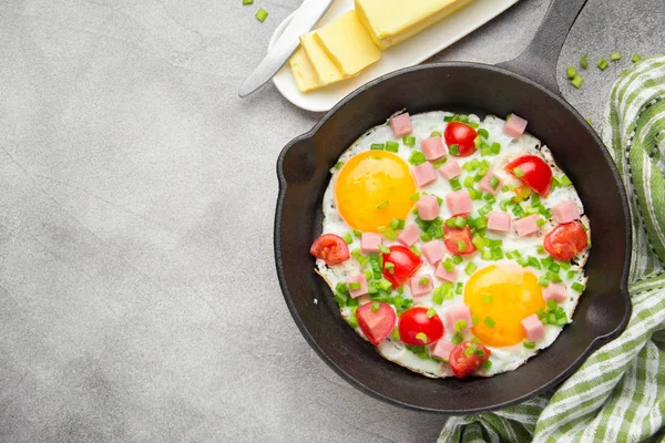 Jambon, domates ve yeşil soğan ile siyah tavada kızarmış yumurta. Kızarmış ekmek ve tereyağı ile lezzetli Breakfast. Klasik İngiliz öğle yemeği. Kopya alanı