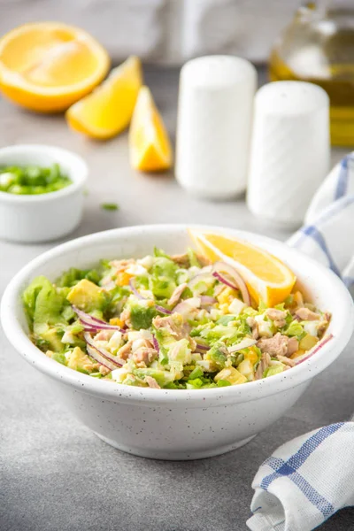 Ton balığı, avokado, soğan, yumurta ve limon ile salata. Bahar sağlıklı lezzetli öğle yemeği açık gri renkli