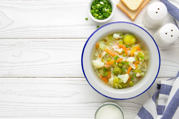 Groentesoep Met Bloemkool Spruiten Witte Kool Wortelen Doperwtjes Heerlijke Gezonde — Stockfoto