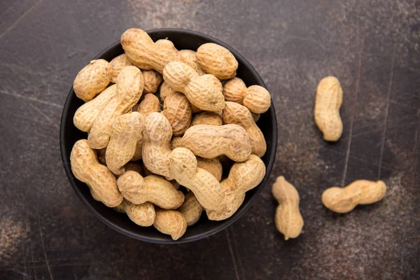 Erdnüsse Schale Schale Auf Dunklem Hintergrund Gesunde Kost Unbehandelte Nüsse — Stockfoto