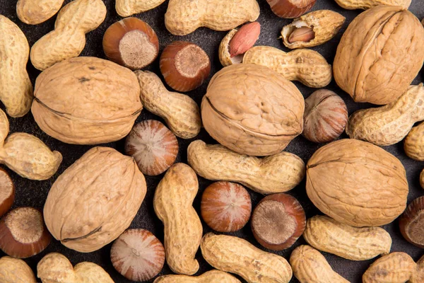 Bakgrund Med Nötter Skal Och Skalade Valnötter Hasselnötter Och Jordnötter — Stockfoto