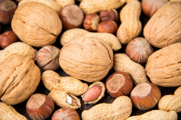 Bakgrund Med Nötter Skal Och Skalade Valnötter Hasselnötter Och Jordnötter — Stockfoto