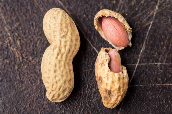 Nahaufnahme Von Geknackten Erdnüssen Schale Auf Dunklem Hintergrund Gesunde Kost — Stockfoto