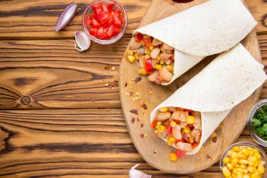 Dürüm içinde et, sebze, beyaz fasulye, kırmızı biber, Mısır ile tartilla. Lezzetli yemek, Meksika yemekleri, ev yapımı snack