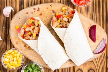 Dürüm içinde et, sebze, beyaz fasulye, kırmızı biber, Mısır ile tartilla. Lezzetli yemek, Meksika yemekleri, ev yapımı snack