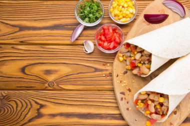 Dürüm içinde et, sebze, beyaz fasulye, kırmızı biber, Mısır ile tartilla. Lezzetli yemek, Meksika yemekleri, ev yapımı snack