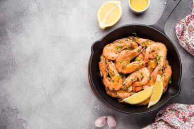Kabuk maydanoz, kişniş, sarımsak ve yağı tavada kızarmış karides. Lezzetli Akdeniz yemekleri, Vejetaryen gıda, sağlıklı protein