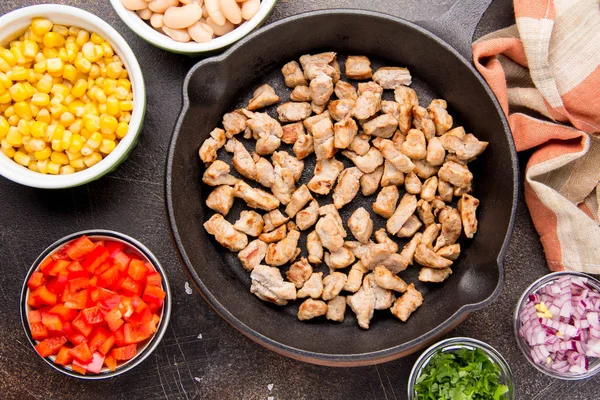 Cozinhar Recheio Para Burritos Tortilhas Com Carne Legumes Feijão Branco — Fotografia de Stock