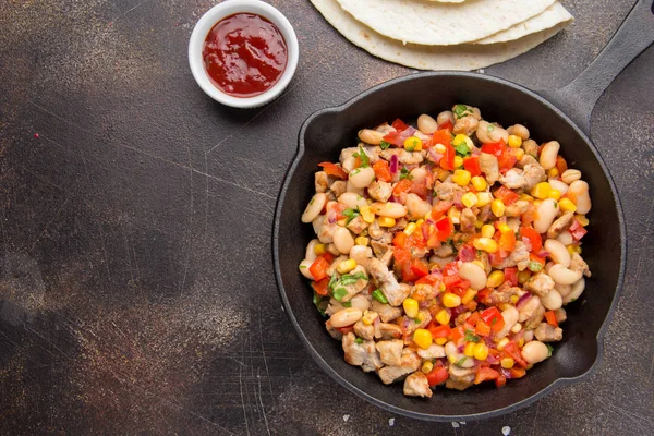 Vaření Plnění Burritos Tortilly Masa Zelenina Bílé Fazole Paprika Kukuřice — Stock fotografie