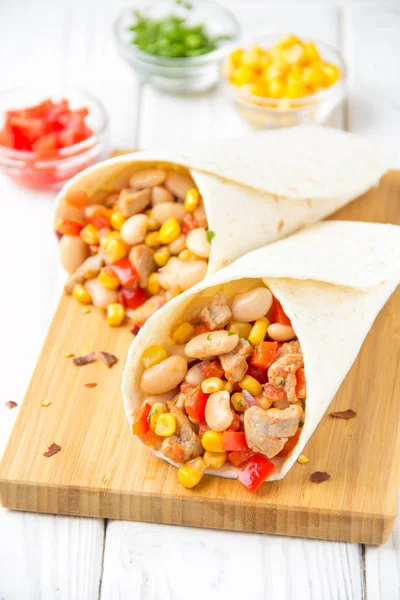 Tartilla Hús Zöldség Fehér Bab Paprika Kukorica Burrito Finom Ebéd — Stock Fotó