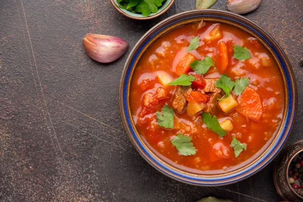 厚いトマト肉 野菜のスープ 伝統的なオリエンタル料理 スパイシーなシチュー牛肉やラム肉 スパイス 暗い背景の上に食べ物 — ストック写真