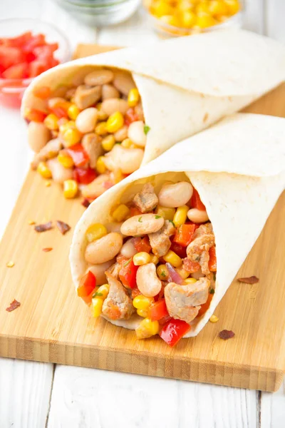 Tartilla Hús Zöldség Fehér Bab Paprika Kukorica Burrito Finom Ebéd — Stock Fotó