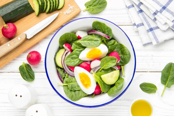 Ensalada Fresca Primavera Con Espinacas Rábano Pepino Huevo Delicioso Almuerzo —  Fotos de Stock