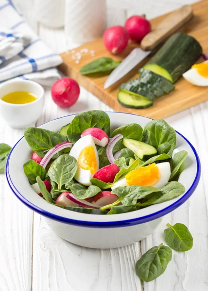 Salada Fresca Primavera Com Espinafre Rabanete Pepino Ovo Almoço Delicioso — Fotografia de Stock