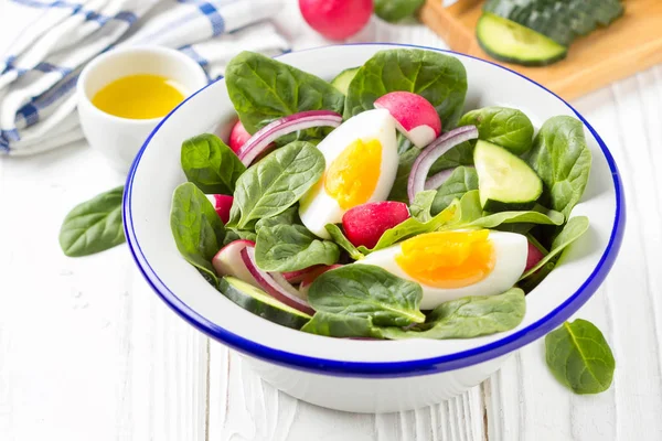 Ensalada Fresca Primavera Con Espinacas Rábano Pepino Huevo Delicioso Almuerzo —  Fotos de Stock