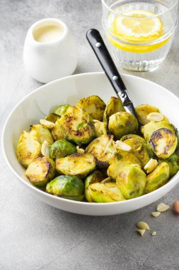 Fıstık ve beyaz sos, lezzetli ile kavrulmuş Brüksel lahanası