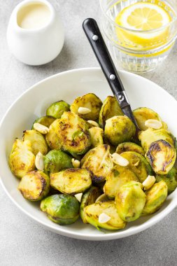 Fıstık ve beyaz sos, lezzetli ile kavrulmuş Brüksel lahanası