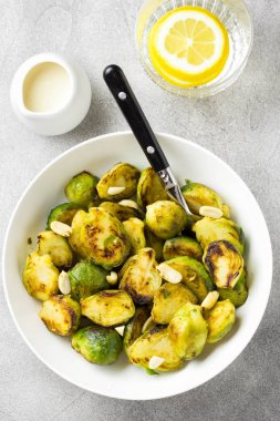 Fıstık ve beyaz sos, lezzetli ile kavrulmuş Brüksel lahanası