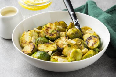 Fıstık ve beyaz sos, lezzetli ile kavrulmuş Brüksel lahanası