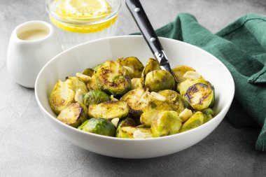 Fıstık ve beyaz sos, lezzetli ile kavrulmuş Brüksel lahanası