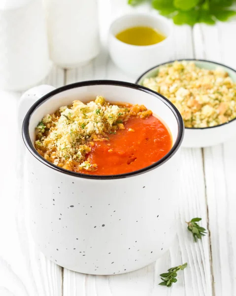 Tomatenroomsoep in witte mok, rode hete soep in beker met fragran — Stockfoto