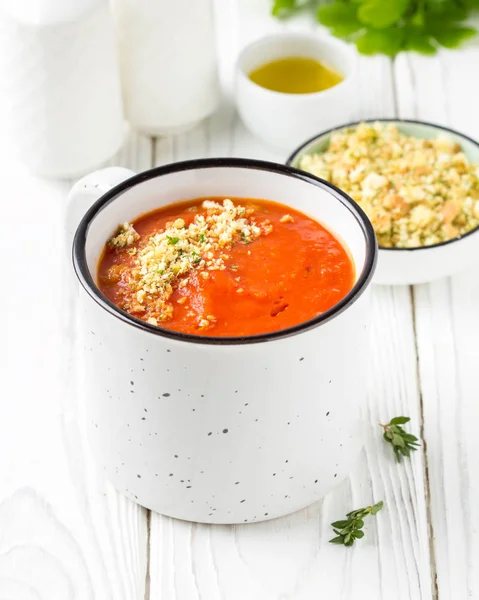 Томатный крем суп в белой кружке, красный горячий суп в чашке с ароматом — стоковое фото