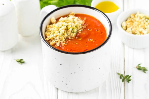Томатный крем суп в белой кружке, красный горячий суп в чашке с ароматом — стоковое фото