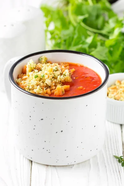 Tomat grädde soppa i vit mugg, röd het soppa i kopp med Note — Stockfoto