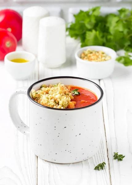 Tomatenroomsoep in witte mok, rode hete soep in beker met fragran — Stockfoto