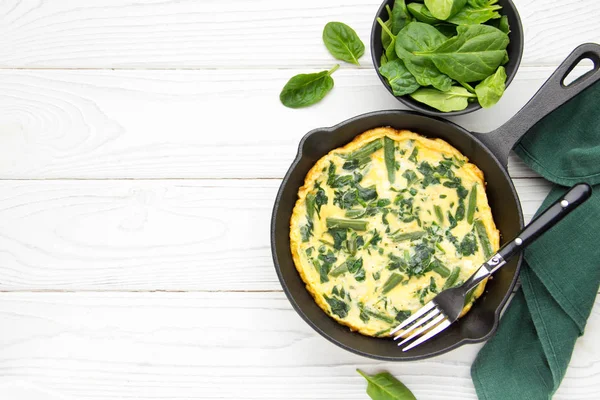 Tortilla con espinacas y judías verdes, comida saludable. Huevo y leche —  Fotos de Stock