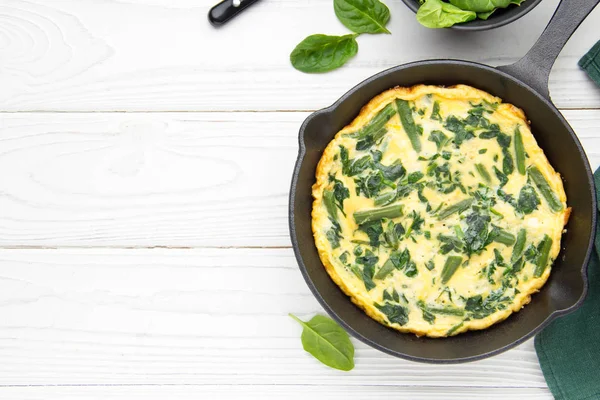 Omelett mit Spinat und grünen Bohnen, gesunde Ernährung. Eier und Milch — Stockfoto