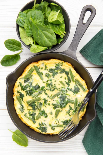 Омлет зі шпинатом та зеленою квасолею, здорова їжа. Яйце та молоко — стокове фото