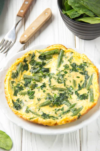 Tortilla con espinacas y judías verdes, comida saludable. Huevo y leche —  Fotos de Stock