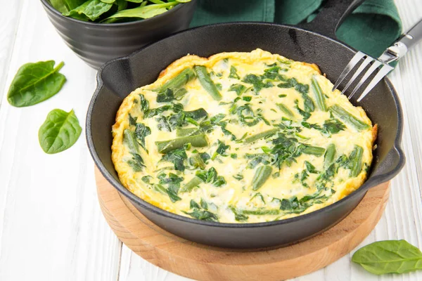 Tortilla con espinacas y judías verdes, comida saludable. Huevo y leche —  Fotos de Stock